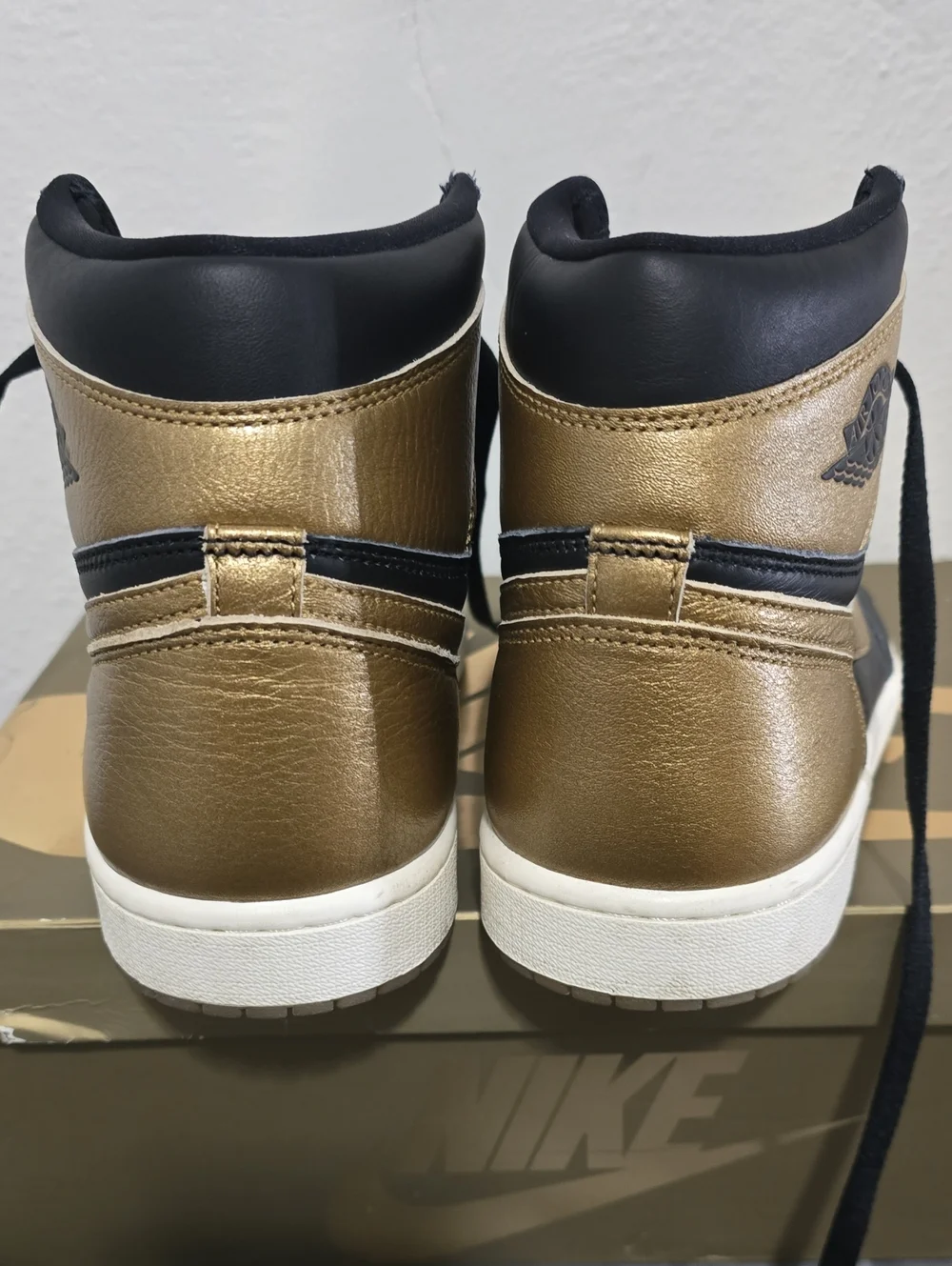Jordan 1 Mid - Black/Gold